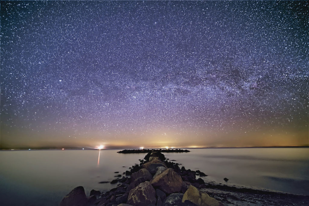 Sternenhimmel über ostseestrand mit wellenbrecher