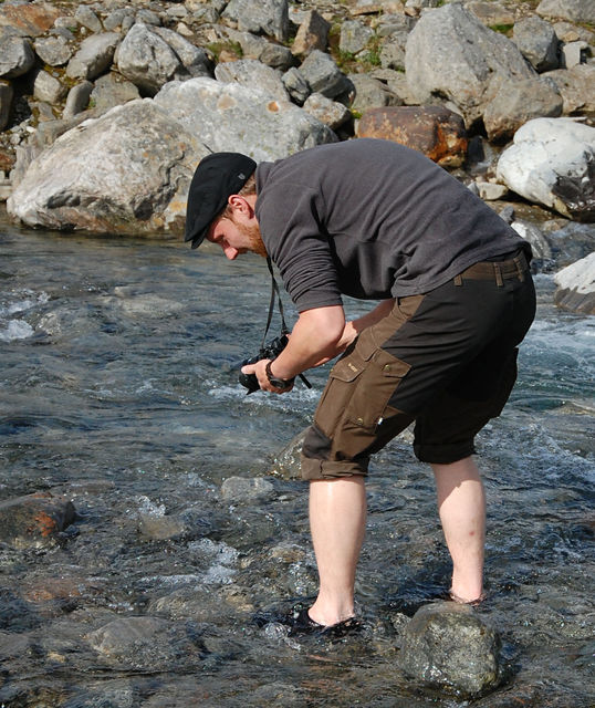 konrad mit kamera im gletscherfluss