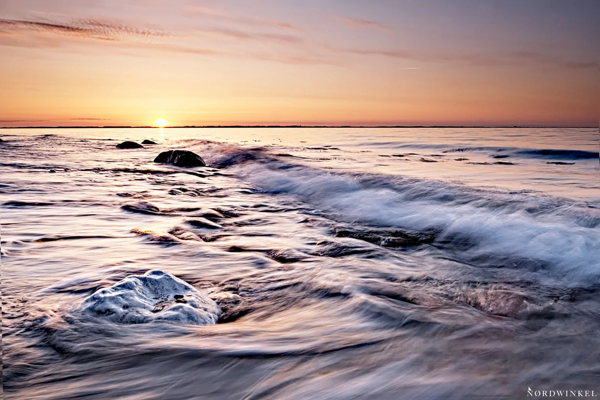 sonnenuntergang fotografieren mit dynamisch verwischter Welle an der Ostsee