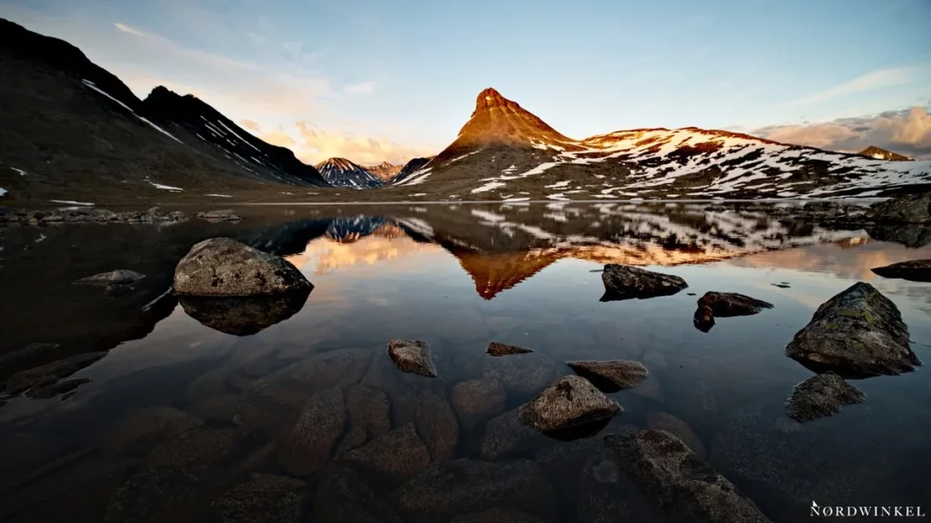 kurze brennweite an einem bergsee mit schneebedeckten gipfeln im hintergrund