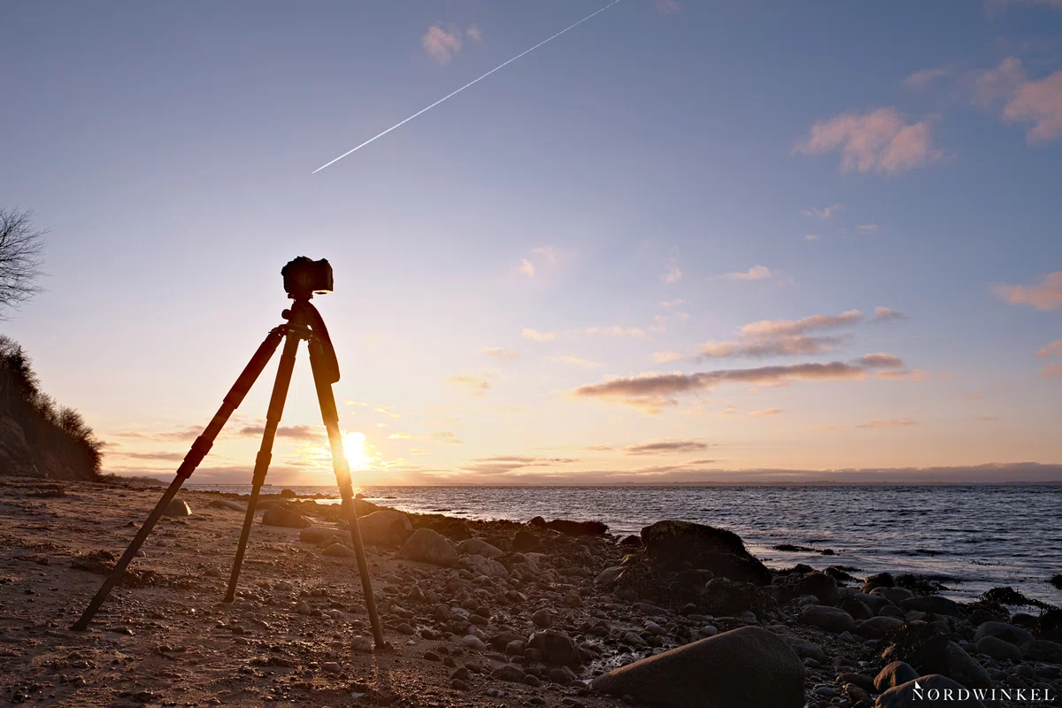 stativ am ostseestrand zum sonnenuntergang