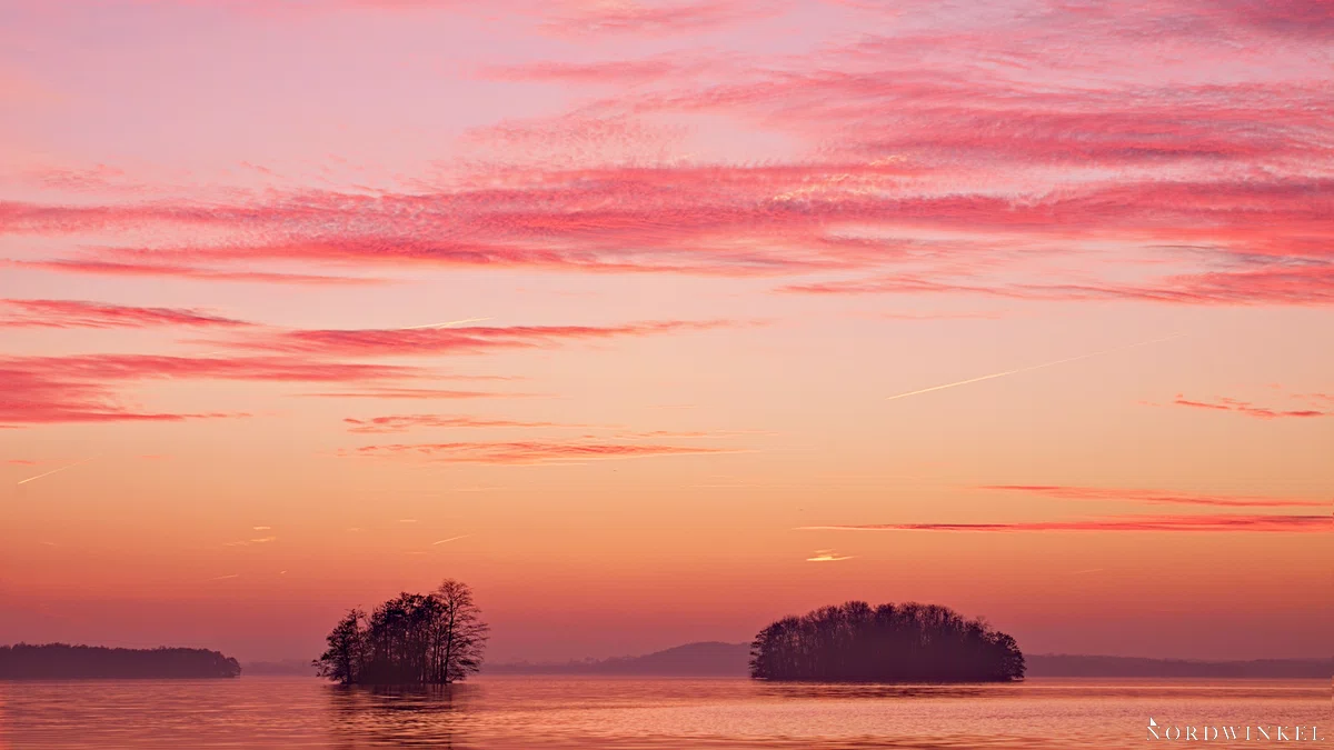 roter sonnenuntergang über see mit zwei inseln ideal zum fotografieren lernen