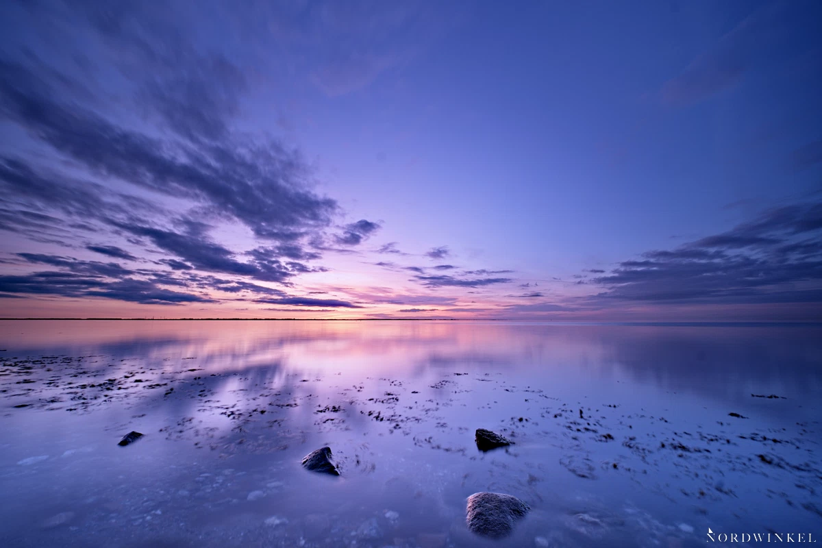 Sonnenuntergang an der ostsee mit sehr kühlem weißabgleich