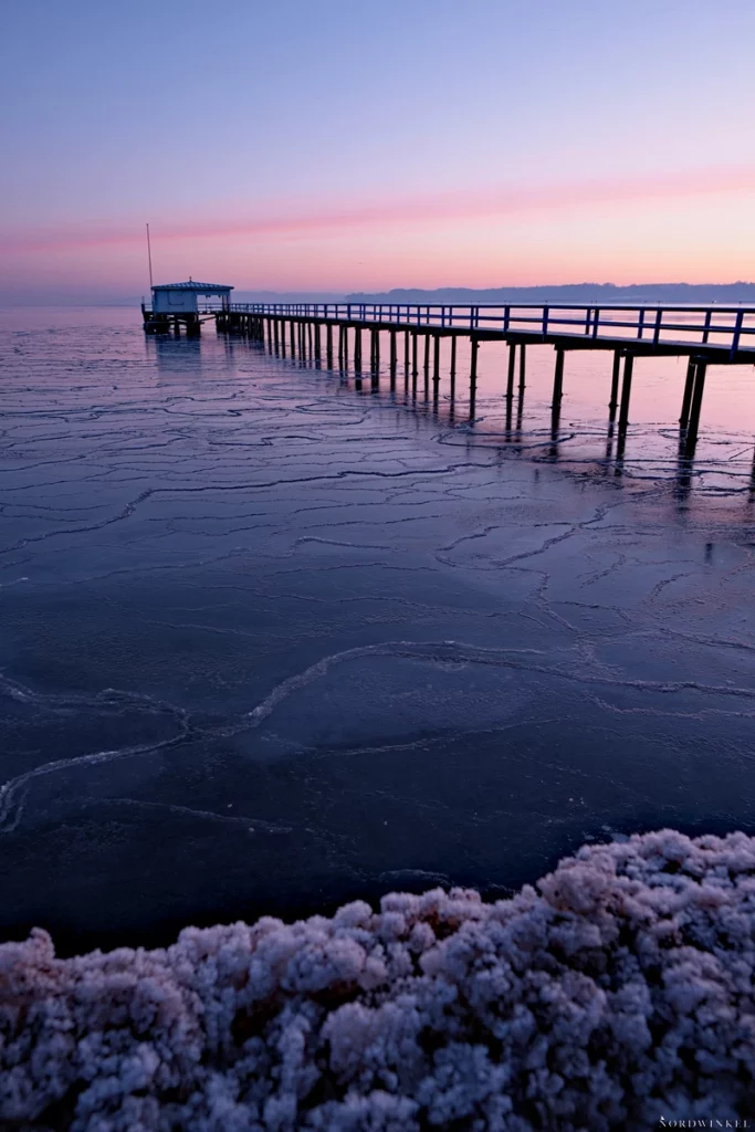 kühler weißabgleich verleiht bild der gefrorenen ostsee am morgen eine zusätzlich kalte stimmung