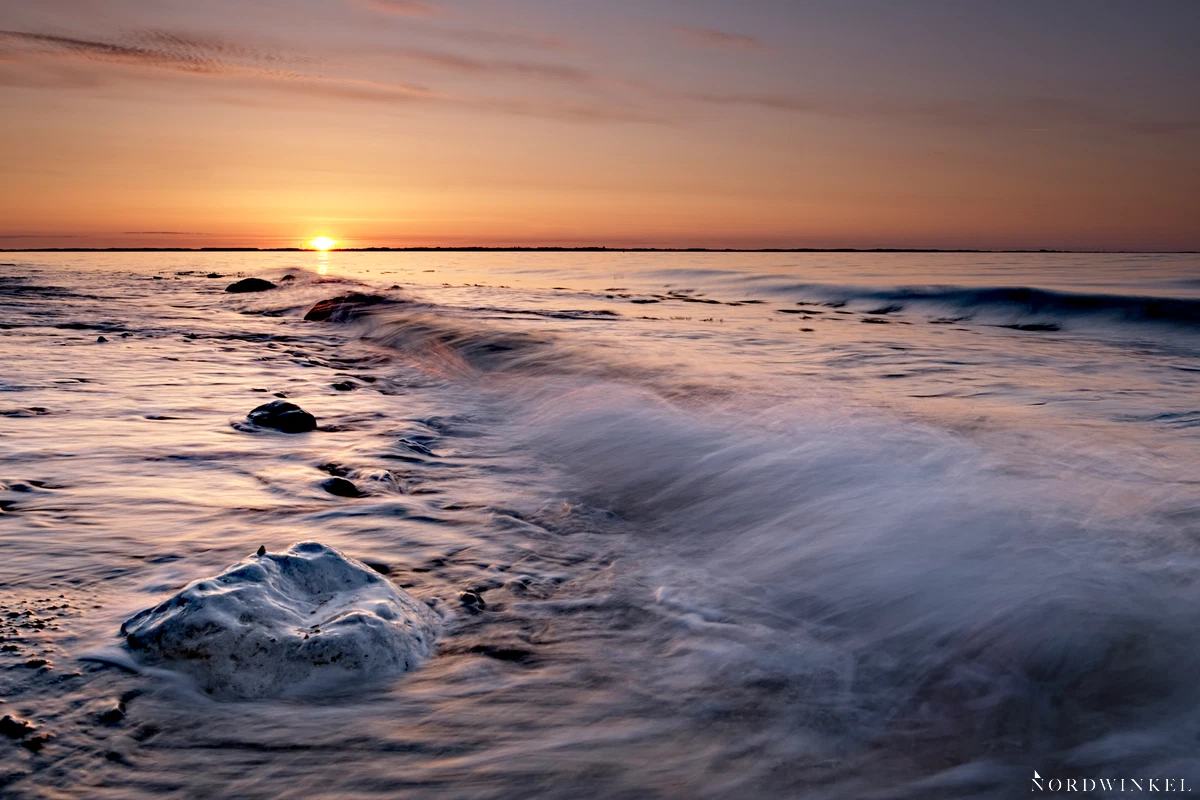 sonnenuntergang an der ostsee mit warmem weißabgleich verleiht den bild träumerische wirkung und ruhe