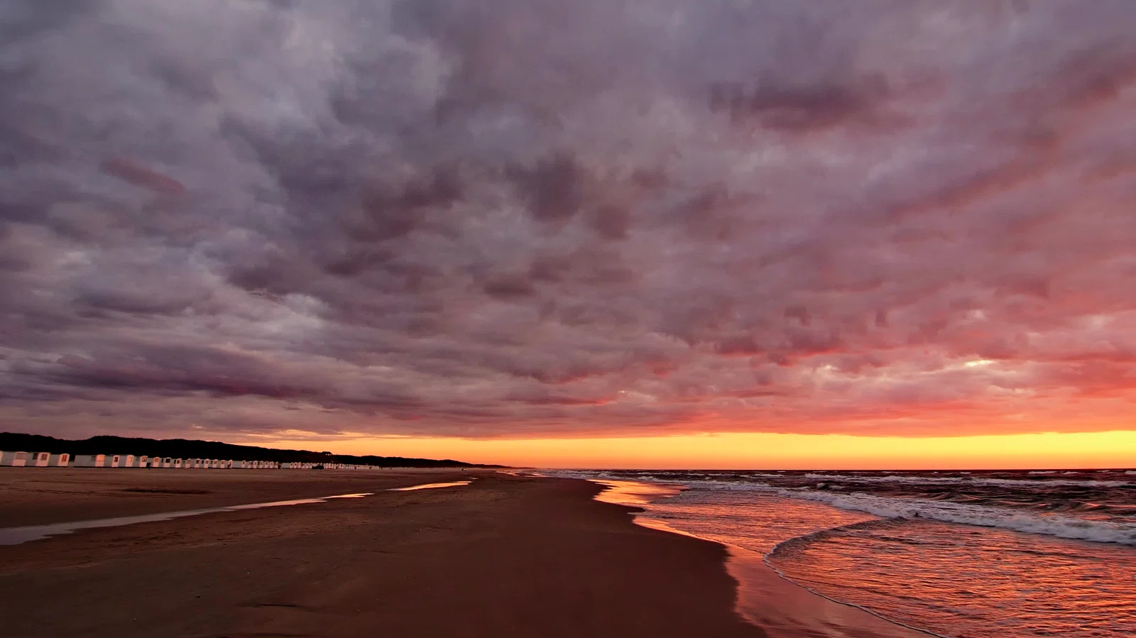 beispiel für fototrick malen mit licht sonnenuntergang mit rot angeleuchteten gewitterwolken am nordseestrand