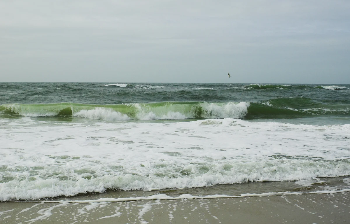 Welle am meer mit kurzer belichtungszeit