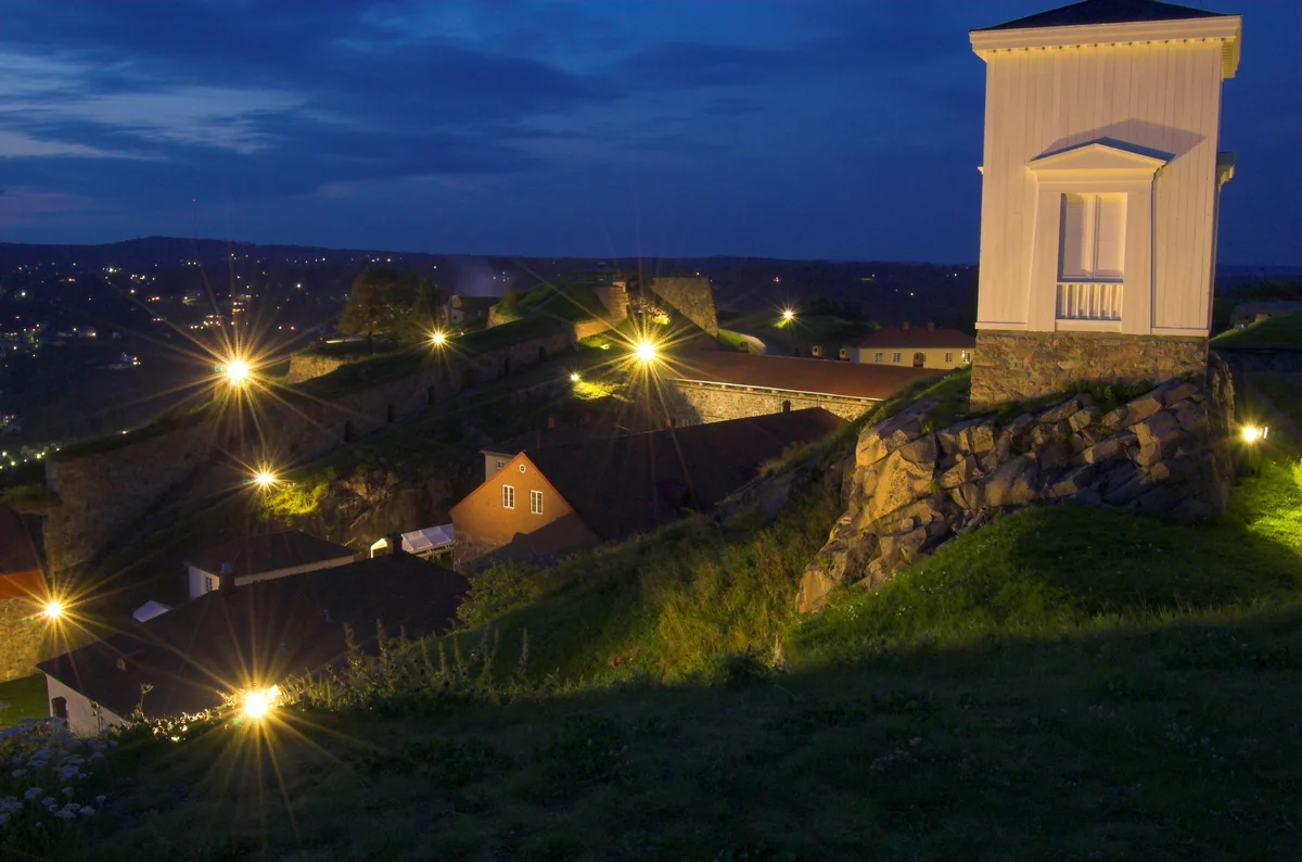 weißer wachtturm in der blauen stunde angestrahlt