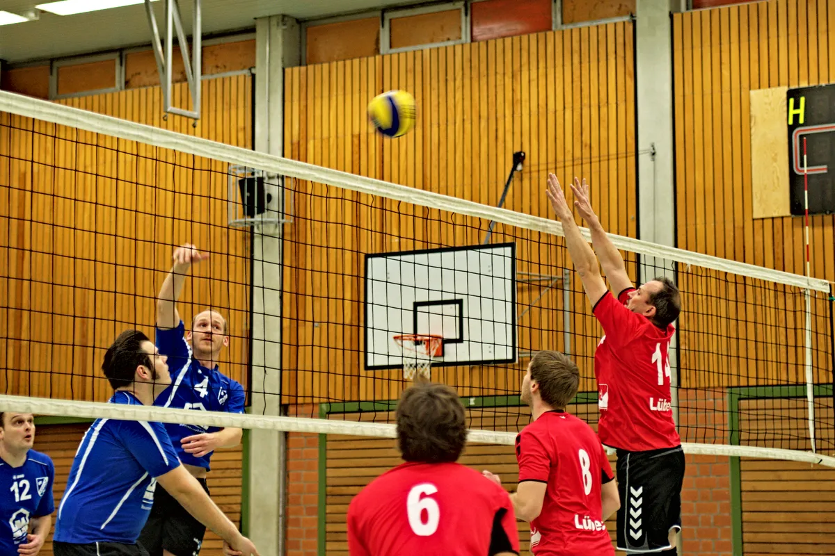 zwei mannschaften bei einem volleyballspiel