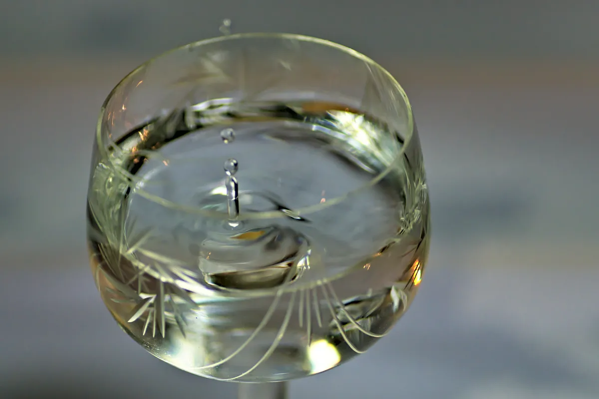 wassertropfen im glas zu dunkel